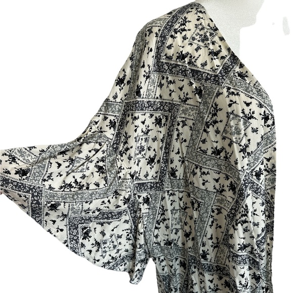 NWOT Doe & Rae Floral Kimono - Picture 8 of 9